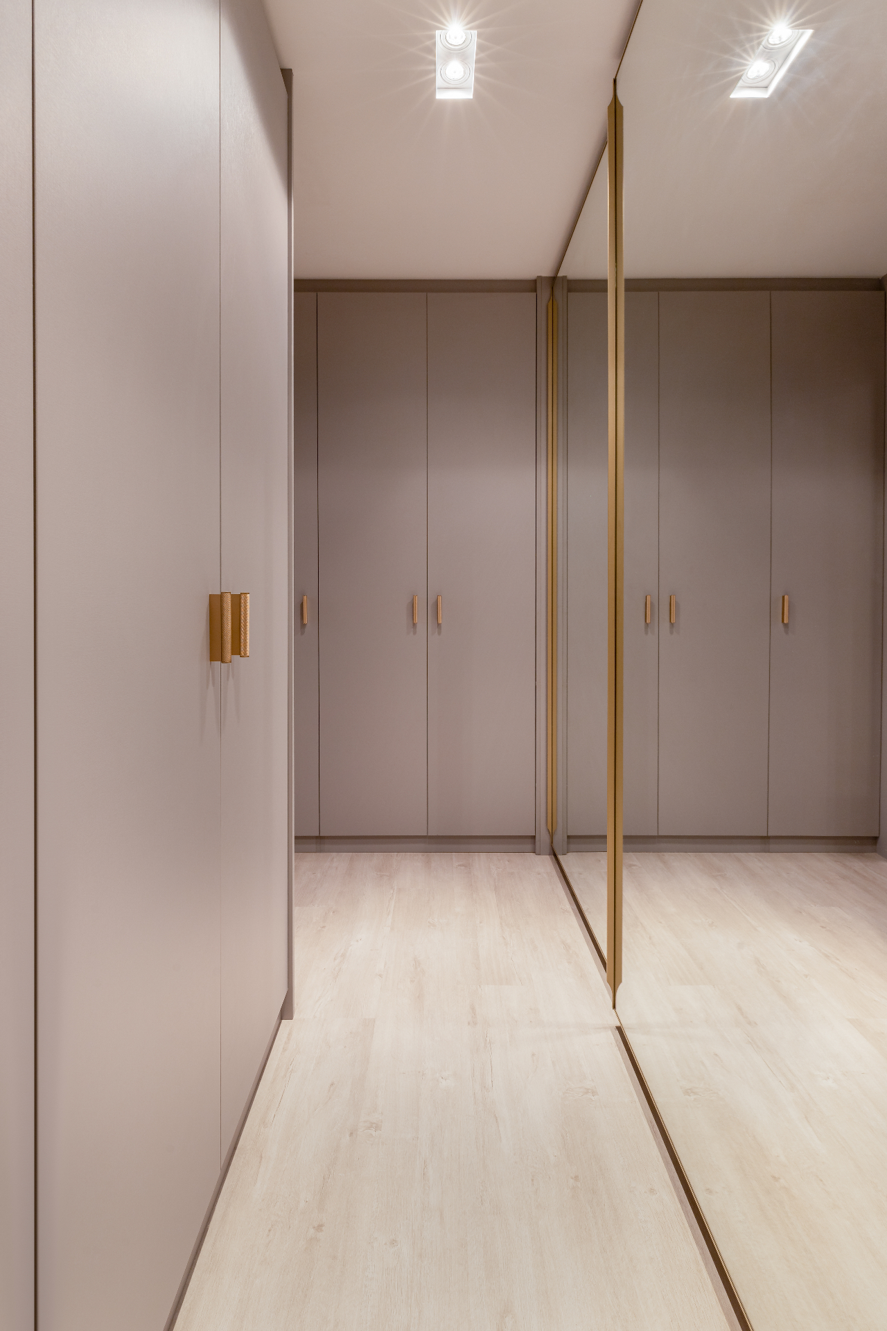 Closet com portas espelhadas