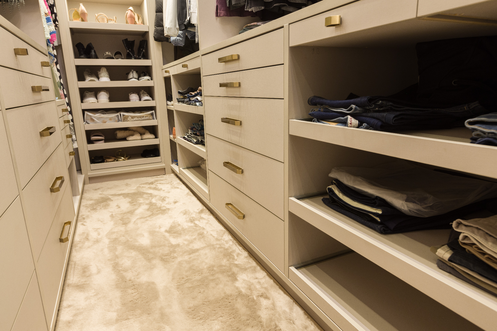 Closet com prateleiras abertas